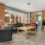 Vakantiehuis Front In With Sauna *